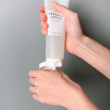 Осветляющий гель для умывания SKIN1004 Madagascar Centella Tone Brightening Cleansing Gel Foam