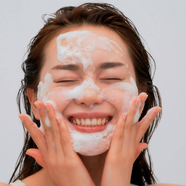 Слабокислотная пенка для умывания с пробиотиками UIQ Biome Barrier Cleansing Foam